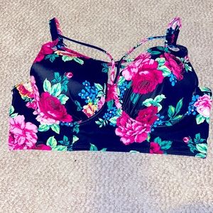 Torrid floral bikini Top. Size 2 (DD/F)